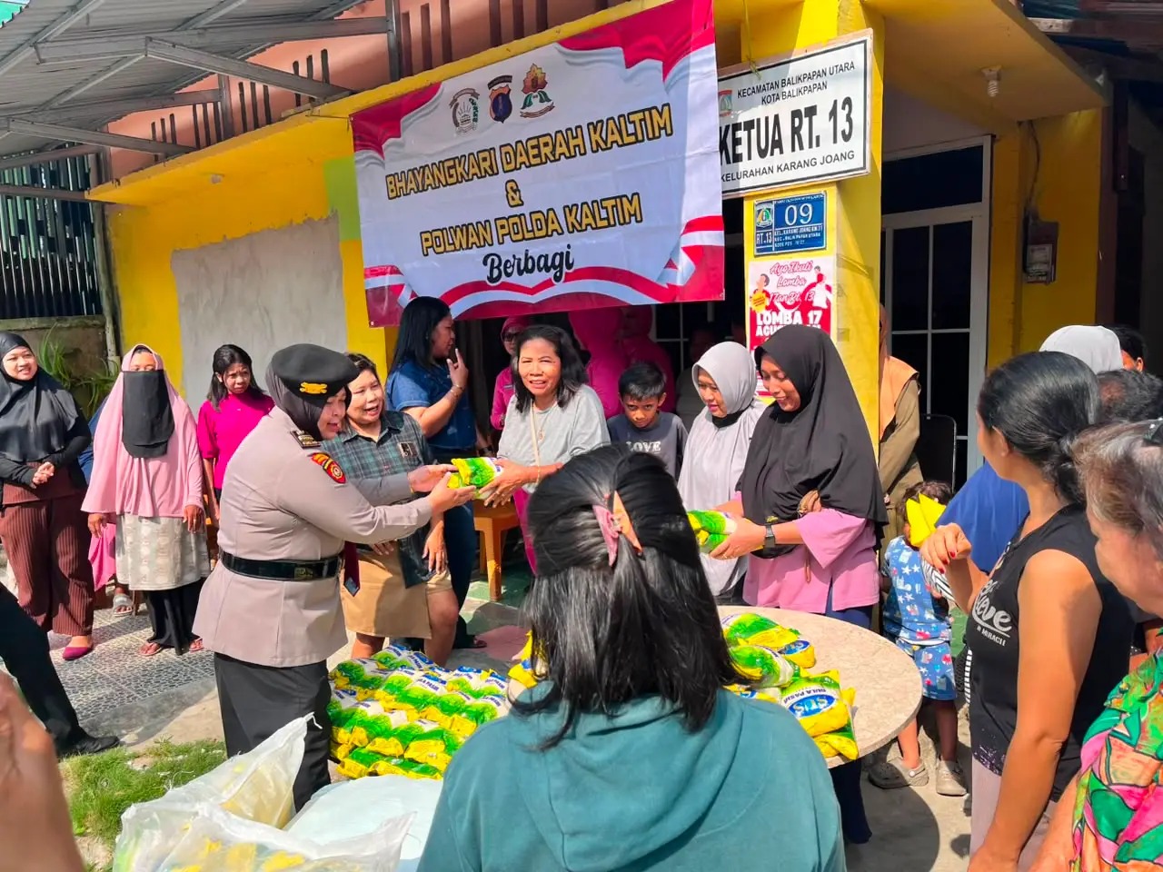 Polwan Polda Kaltim dan Bhayangkari Salurkan 150 Paket Gula untuk Warga Karang Joang