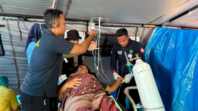 Tenaga Kesehatan Pusdokkes Polri dan Biddokkes Polda NTT Bantu Persalinan Korban Gempa di Tenda Pengungsian
