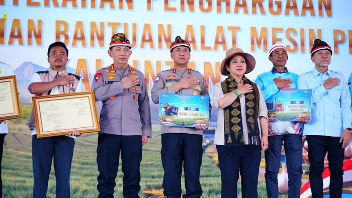 Polri Raih Rekor MURI Tanam Bawang Putih Serentak di Lahan Terluas
