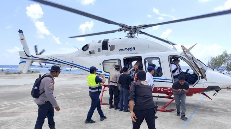 Polri Evakuasi Dua Warga Palue Lewat Jalur Udara, Lansia Korban Reruntuhan dan Ibu Hamil