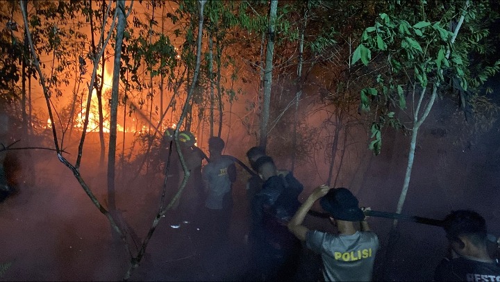 Personel Ditsamapta Polda Kaltara Tangani Tiga Lokasi Karhutla di Bulungan