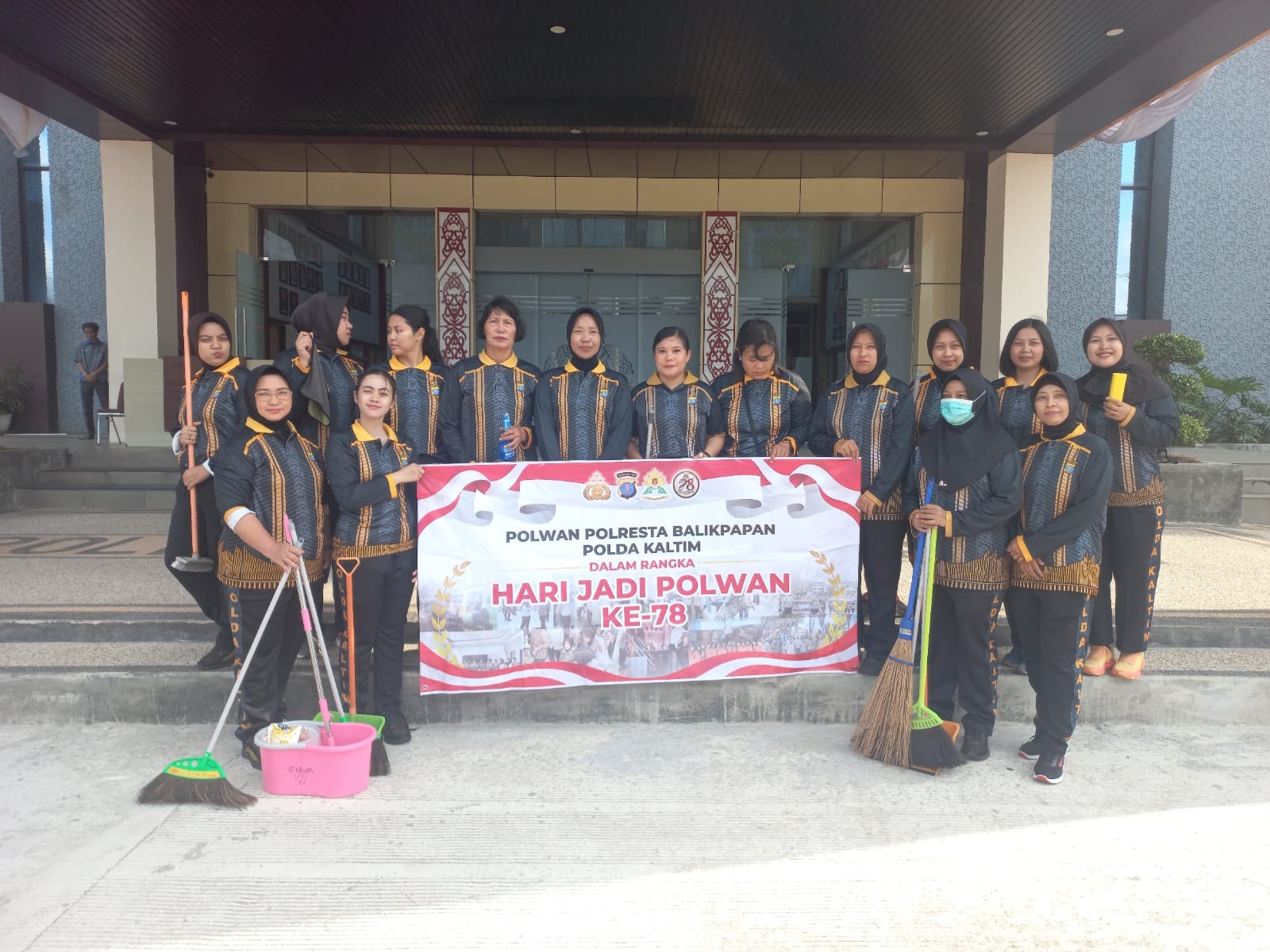 Sambut HUT Polwan ke-78, Polwan Polresta Balikpapan Gelar Jumat Bersih dan Berbagi