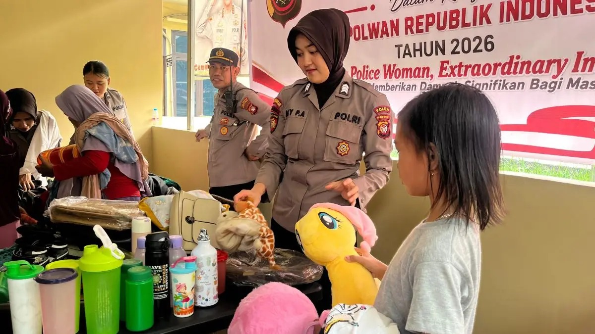 HUT Polwan ke-78, Polwan Polda Kalbar Salurkan Barang Layak Pakai untuk Warga