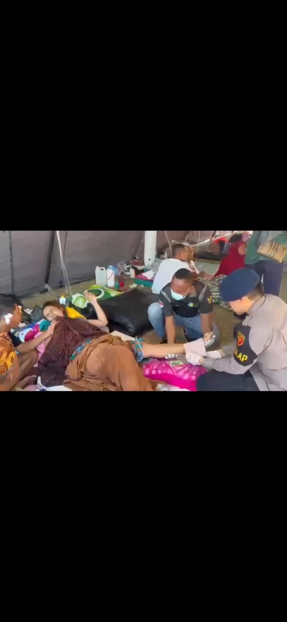 Pusdokkes Polri Berikan Layanan Kesehatan Gratis, 120 Warga Terdampak Gempa di Reo Telah Dilayani