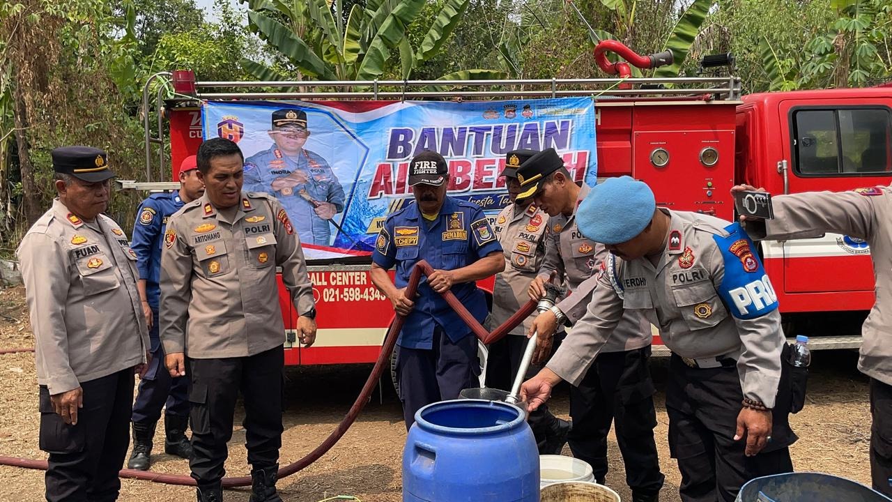 Kemarau Panjang, Polresta Tangerang Salurkan 10 Ribu Liter Air Bersih di Serdang Kulon
