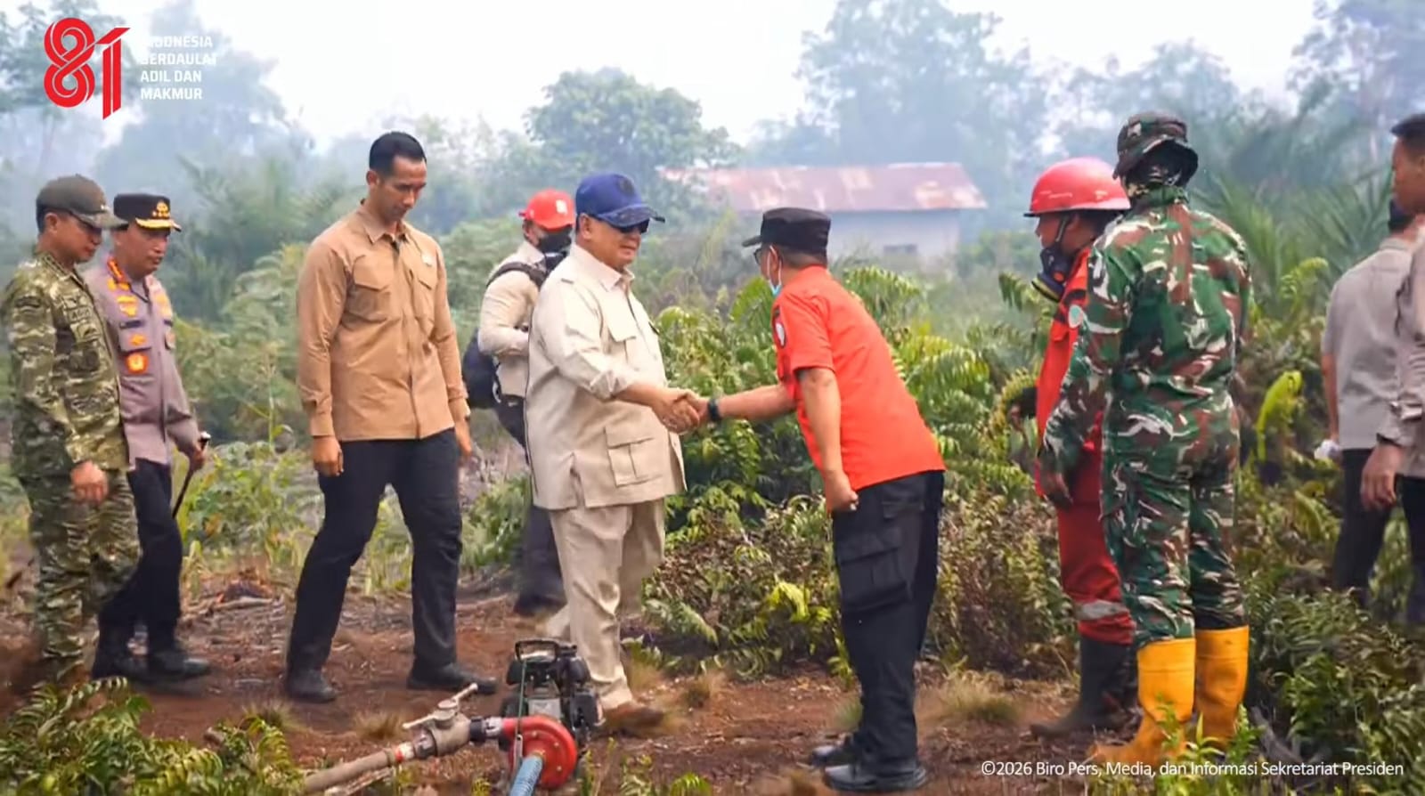 Kapolri-Panglima TNI Dampingi Presiden Prabowo Tinjau Langsung Karhutla Kalbar