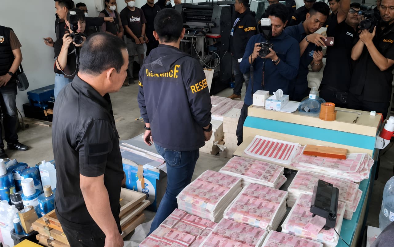 Polri Berhasil Ungkap Gudang Pembuatan Uang Palsu Pecahan Rp100 Ribu di Tangsel, Produksi Capai Rp36 Miliar