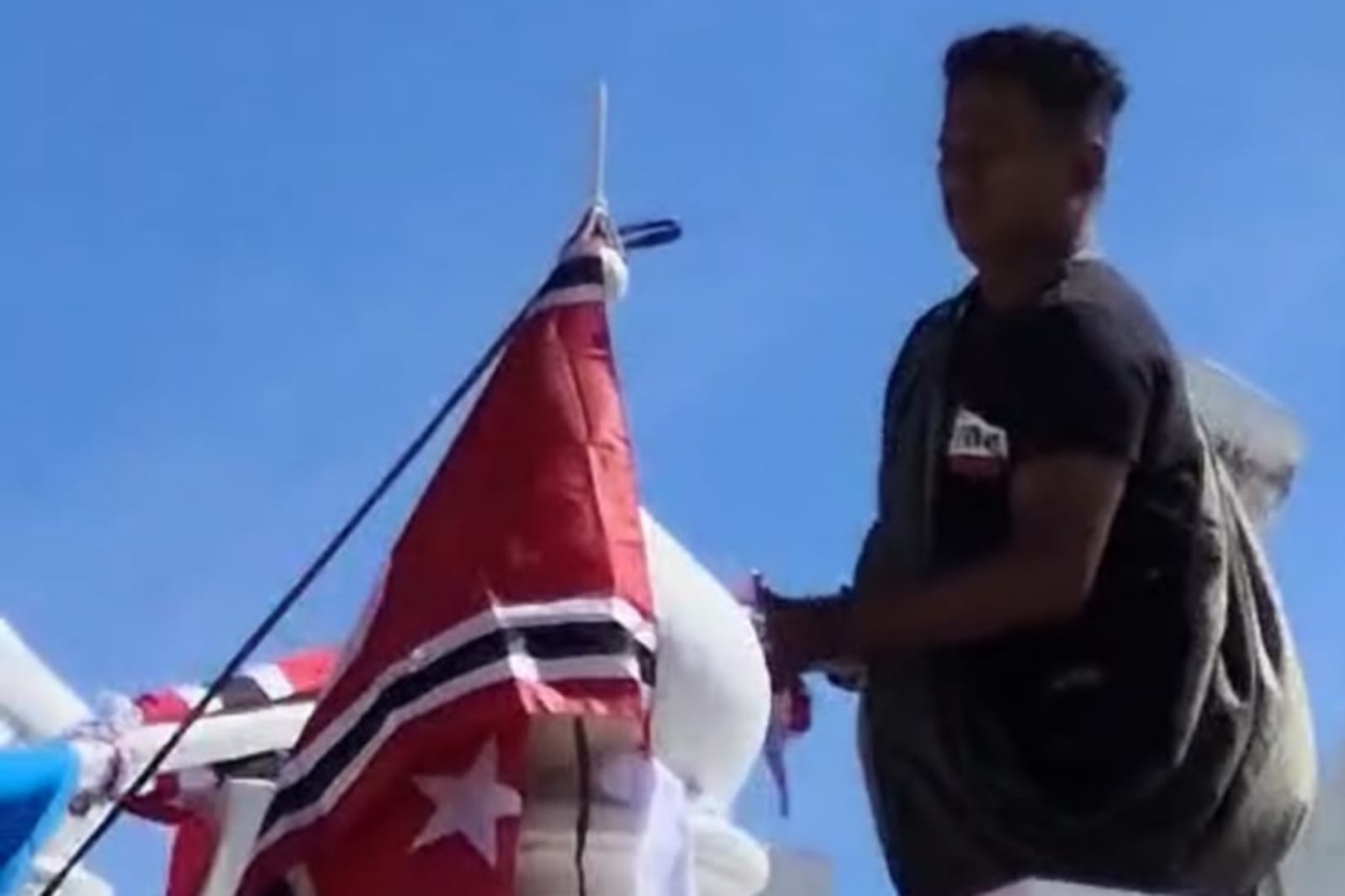 Inilah Sosok Anggota Polri yang Selamatkan Bendera Merah Putih di Tengah Kericuhan Aksi Damai Aceh