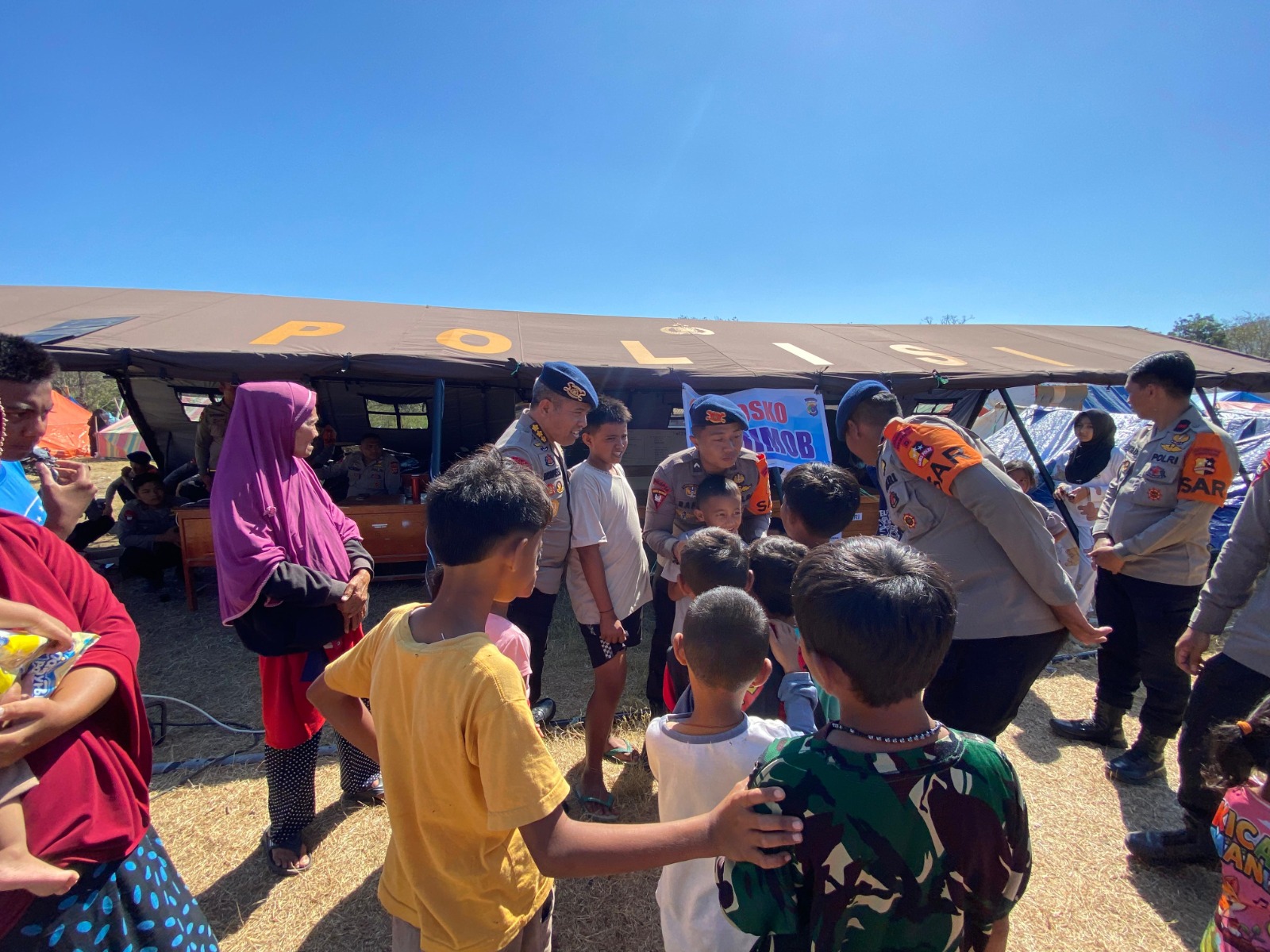 Polri Gelar Trauma Healing bagi Anak-anak Pengungsi Gempa di Manggarai