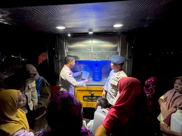 Kesulitan Air Bersih Pascagempa, Polri Hadir Salurkan Bantuan di Posko Ronting Manggarai Timur