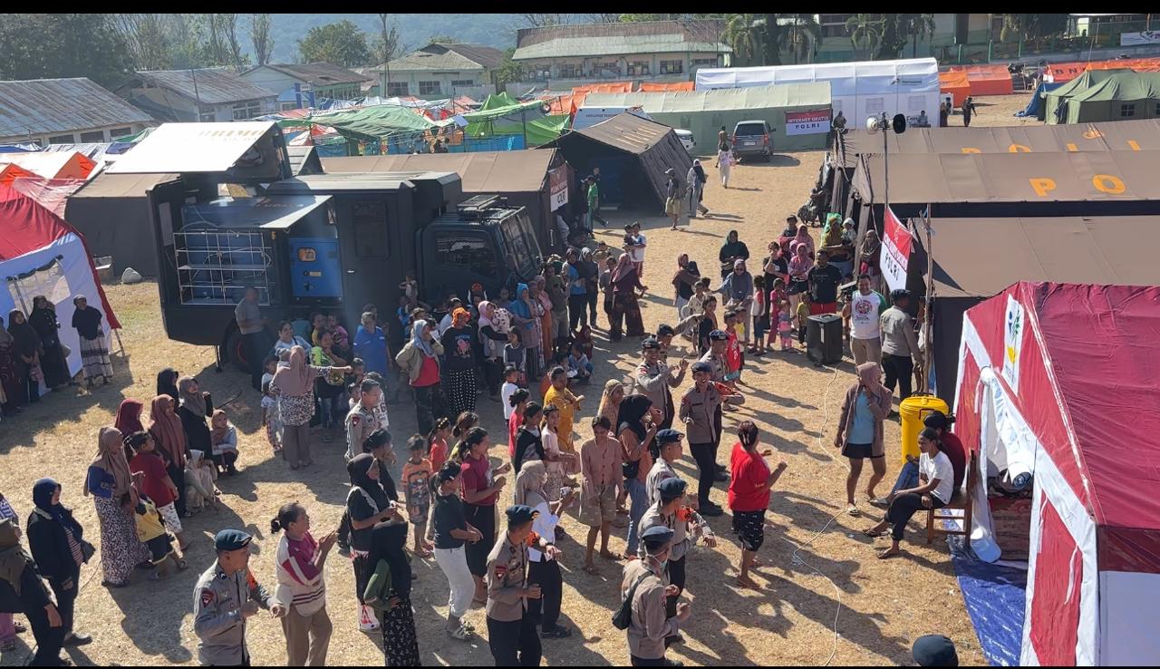 Polri Gelar Senam Trauma Healing untuk Bangkitkan Semangat Pengungsi Pascagempa