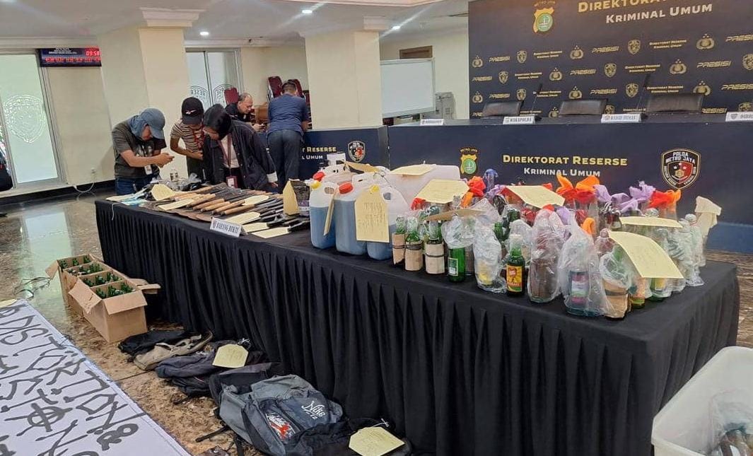 Polda Metro Jaya Berhasil Sita 39 Sajam dan 201 Botol Bersumbu Jelang Aksi Massa di DPR