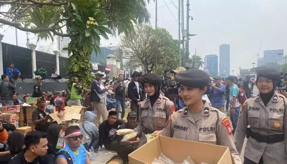Senyum Ramah Polwan dan Sekotak Nasi Hangat untuk Pejuang Aspirasi di DPR