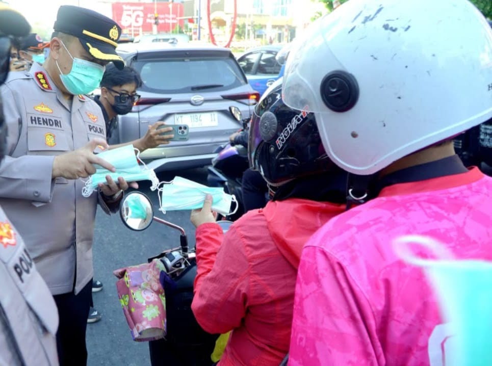 Polresta Samarinda Bagikan Ribuan Masker Antisipasi Dampak Kabut Asap Karhutla