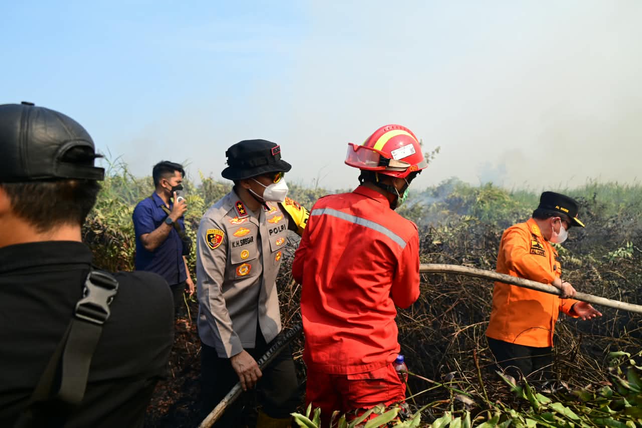 Kapolda Jambi Bersama Gubernur dan Danrem Pantau Penanganan Karhutla di Tanjab Timur
