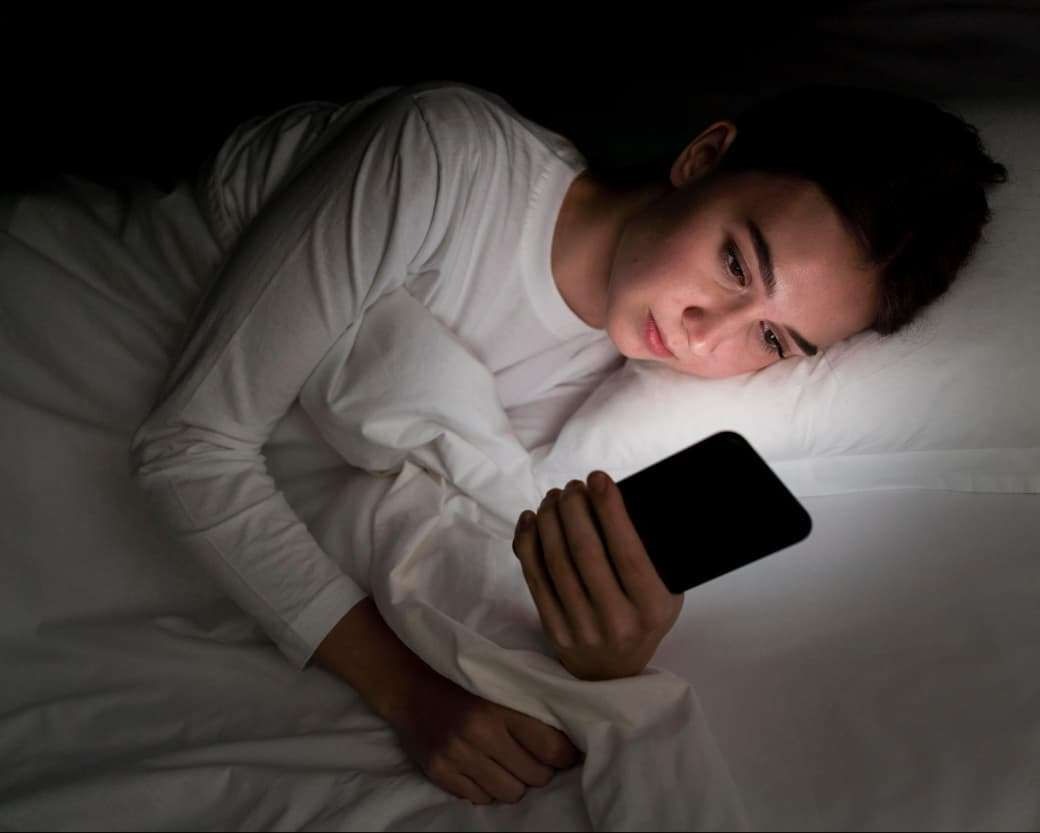 Waspada, Kebiasaan Scrolling HP Sebelum Tidur Ganggu Fungsi Otak