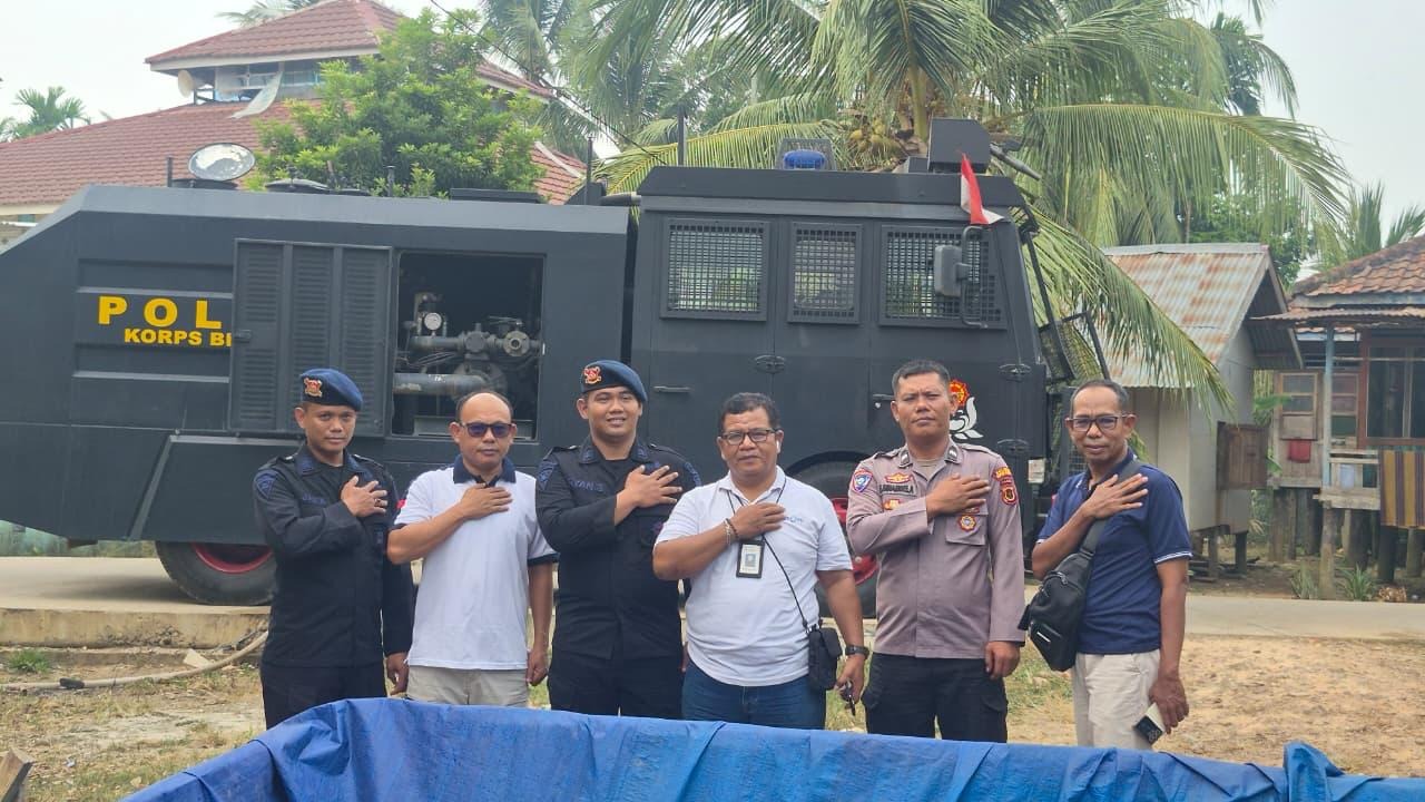 Peduli Warga Terdampak Kekeringan, Brimob Jambi Salurkan Bantuan Air Bersih