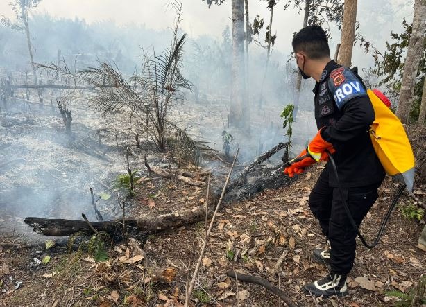 Brimob Polda Jambi Gerak Cepat Padamkan Karhutla di Kabupaten Tebo
