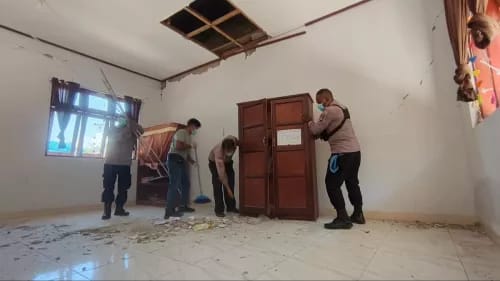 Polri Gotong Royong Bersihkan Sekolah Terdampak Gempa NTT