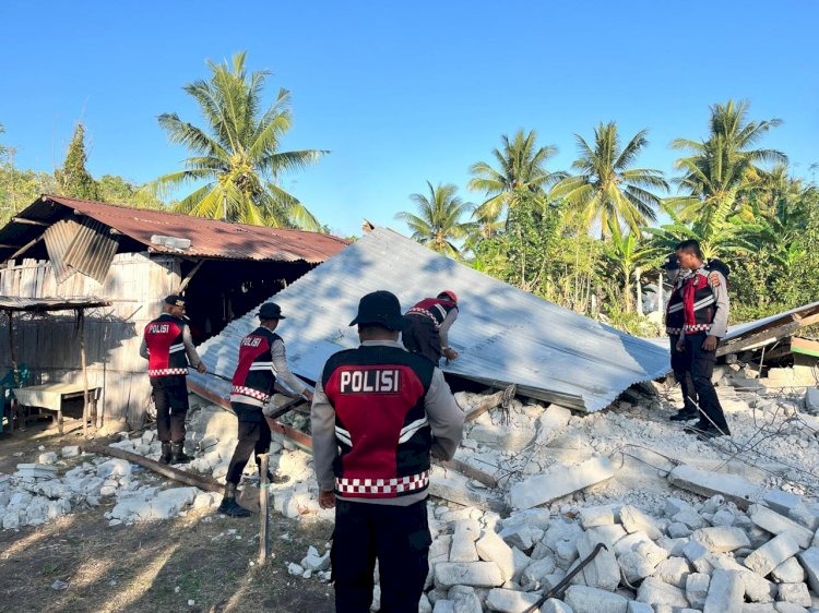 Tak Hanya Jaga Kamtibmas, Personel Samapta Polda NTT Bantu Bongkar dan Evakuasi Rumah Warga Terdampak Gempa