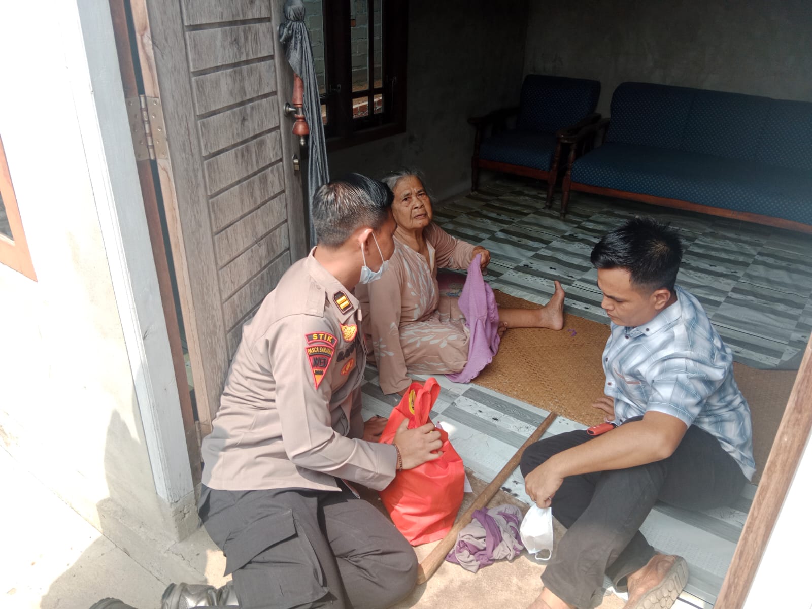 Door to Door Cegah Karhutla, Polda Sumsel Edukasi Warga dan Salurkan Bansos