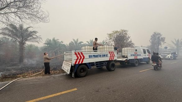 Cegah Kobaran Api Meluas, Personel Ditlantas Polda Kalteng Terjang Asap Padamkan Karhutla
