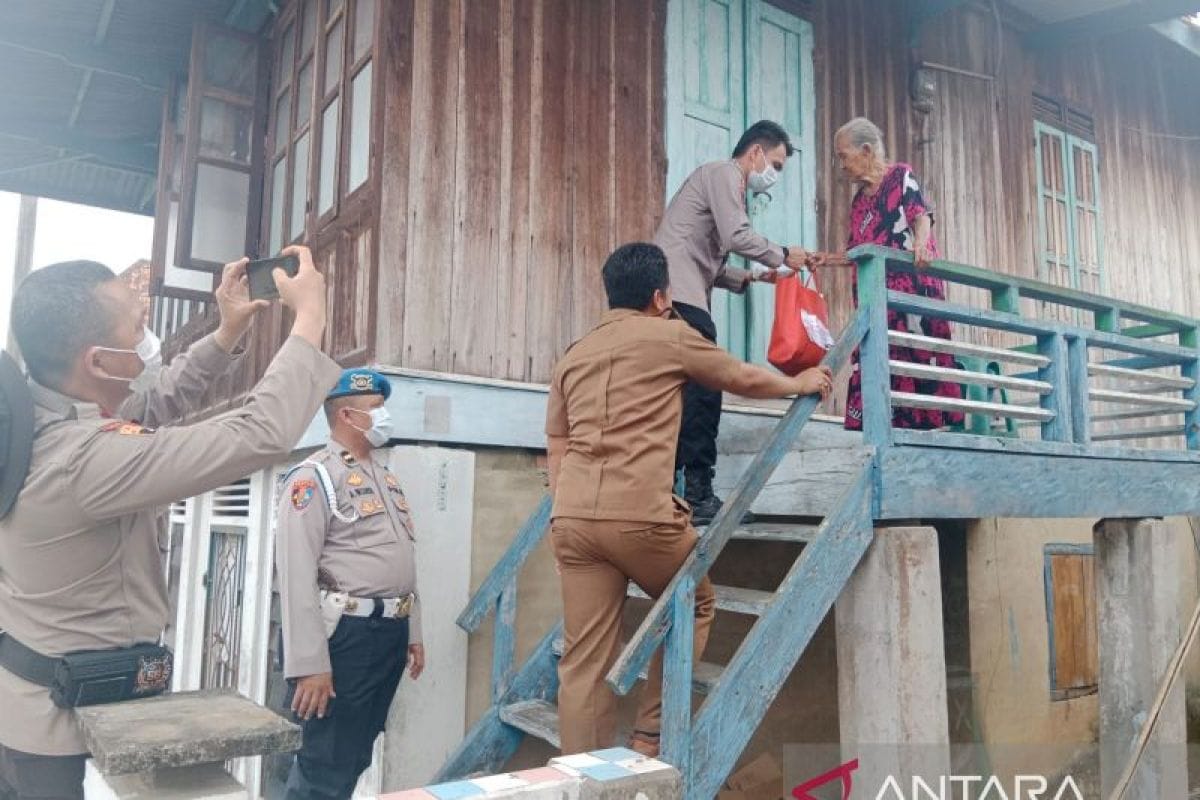 Cegah Karhutla, Polisi Muara Enim Sambangi Warga dari Rumah ke Rumah