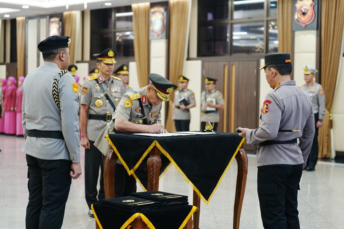 Kapolri Pimpin Upacara Serah Terima Jabatan Sejumlah Pejabat Polri