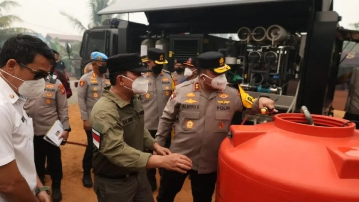 Polda Kalbar Salurkan Layanan Kesehatan dan Air Bersih bagi Warga Terdampak Karhutla di Kubu Raya