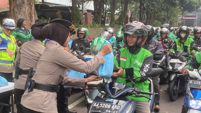 Dalam Rangka Jumat Peduli, Polda Metro Bagikan Sembako Pada Ojol