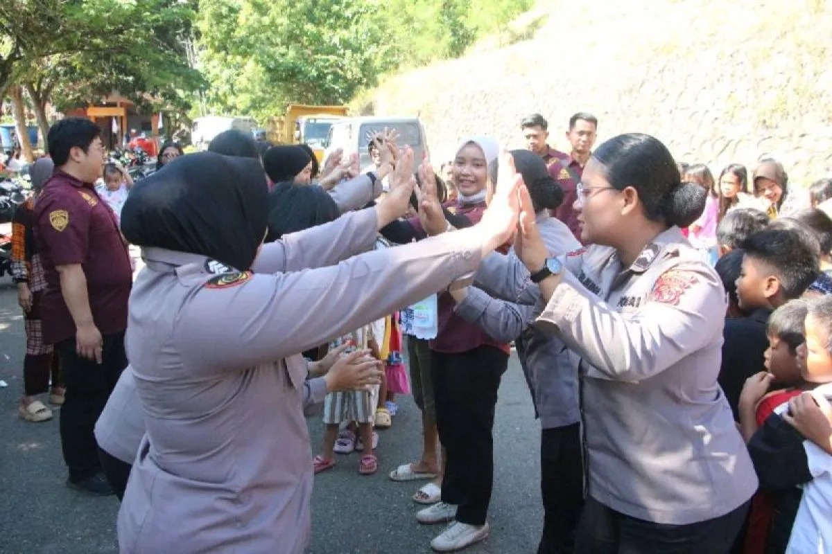 Polda Papua Beri “Trauma Healing" Bagi Anak Korban Kebakaran di Mandala