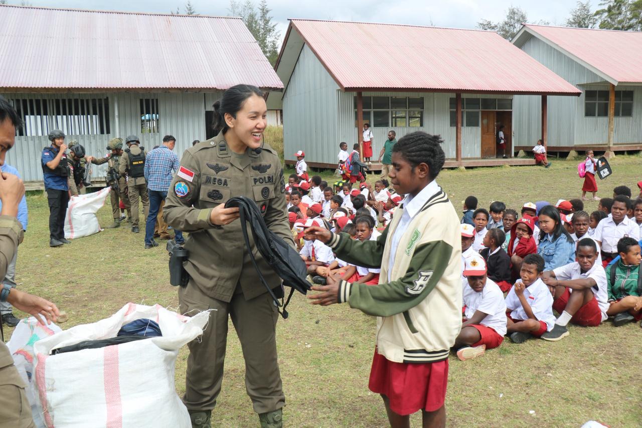 Bermain dan Belajar Bersama Anak, Satgas Kepolisian Operasi Damai Cartenz Berikan Dukungan Psikologis di SD Inpres Kago