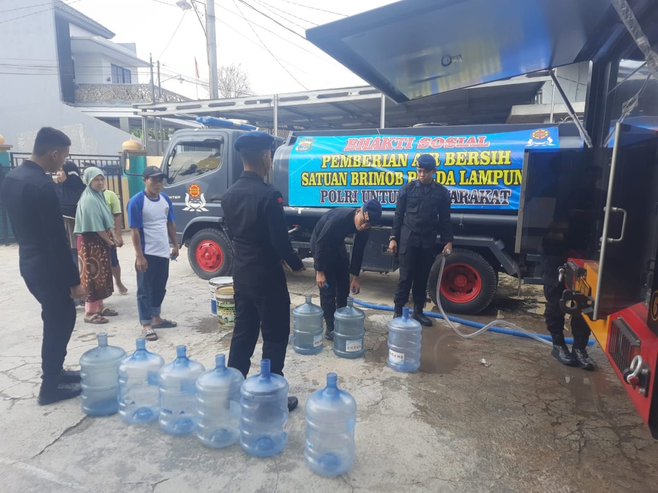 Brimob Polda Lampung Salurkan Air Bersih untuk Warga Sabah Balau