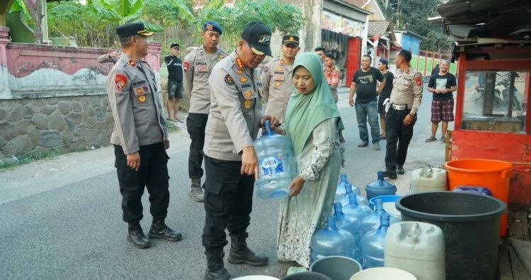 Polda Jabar Salurkan Bantuan Air Bersih dan Sembako untuk Warga Terdampak Kemarau di Gunung Geulis Sumedang