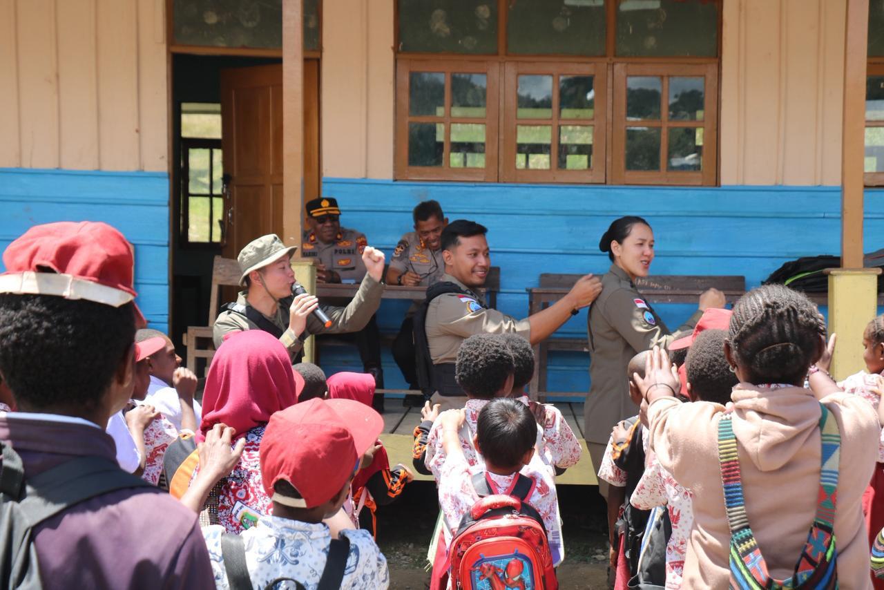 Hadir di SD Inpres Yokatapa Sugapa, Satgas Kepolisian Operasi Damai Cartenz Hadirkan Keceriaan Bagi Anak Dan Bakti Kesehatan Bagi Guru