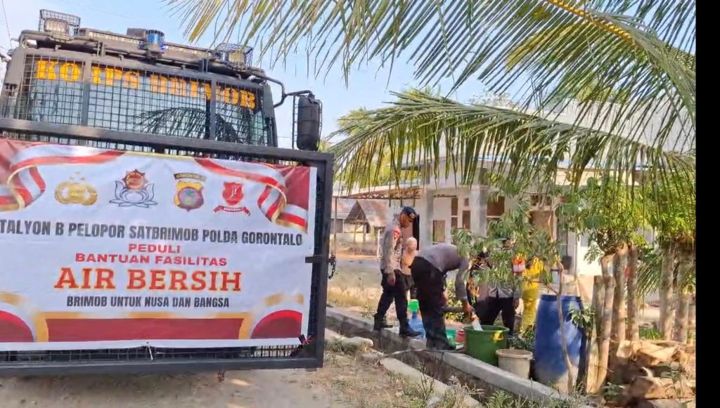 Batalyon B Pelopor Satbrimob Polda Gorontalo Salurkan 5.000 Liter Air Bersih untuk Warga Desa Daenaa