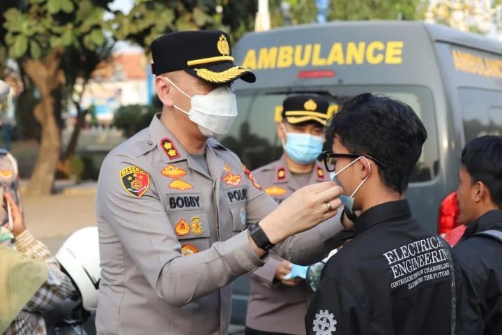 Kapolres Cilegon Turun Langsung Bagikan Masker Kepada Masyarakat Antisipasi Abu Vulkanik Anak Gunung Krakatau
