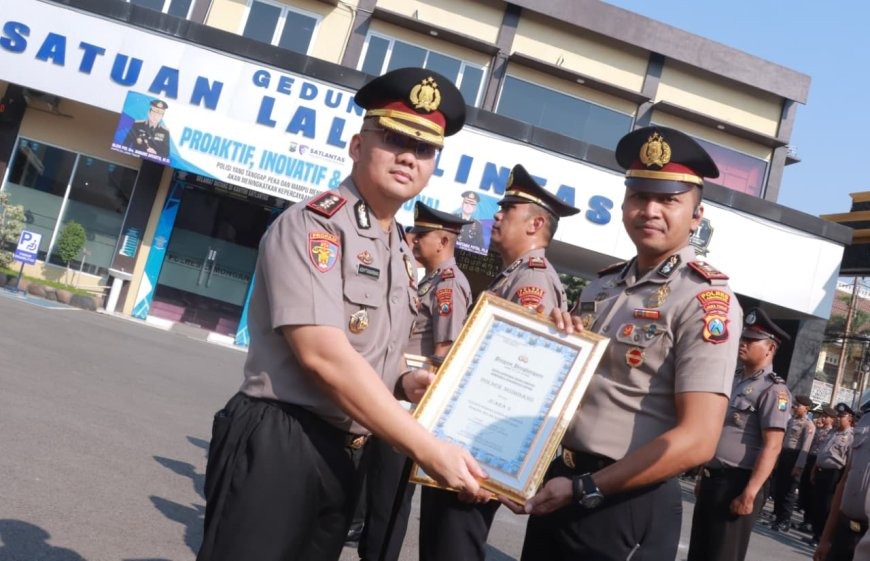 Kapolres Lamongan Berikan Penghargaan Kepada 29 Personel Berprestasi dan Polsek Terbaik