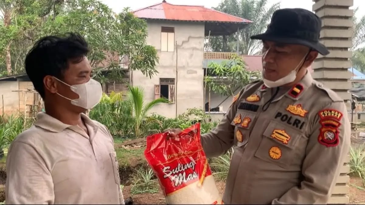 Polri Berikan Bantuan ke Warga Difabel Terdampak Karhutla di Sambas