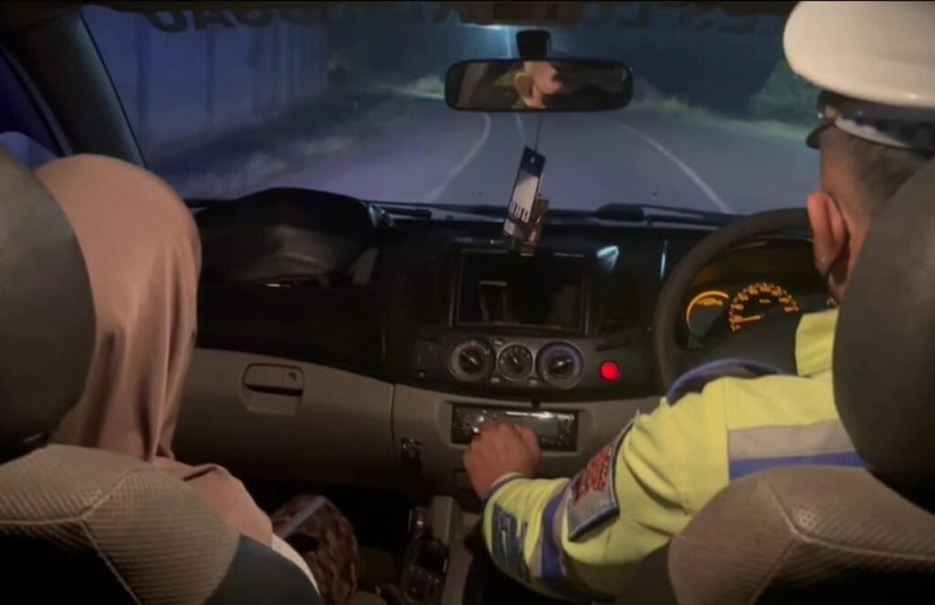 Ibu Hamil Hentikan Mobil Patroli, Ternyata Ngidam Naik Mobil Polisi