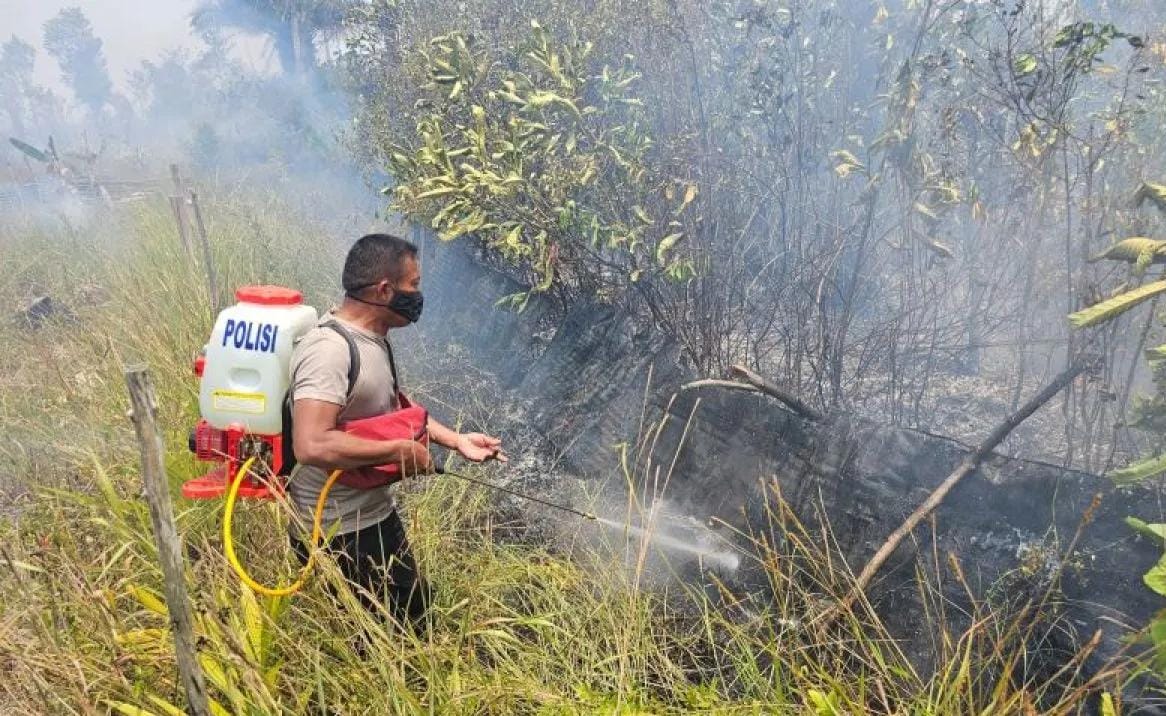 Polisi Natuna Berjibaku Padamkan Karhutla di Lokasi Sulit Dijangkau