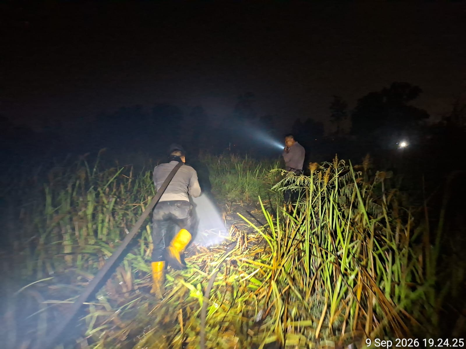 Satgas Karhutla Aman Nusa II Polda Sumsel Bersama BPBD Berhasil Melakukan Mitigasi dan Pemadaman Kebakaran Lahan di Ogan Ilir