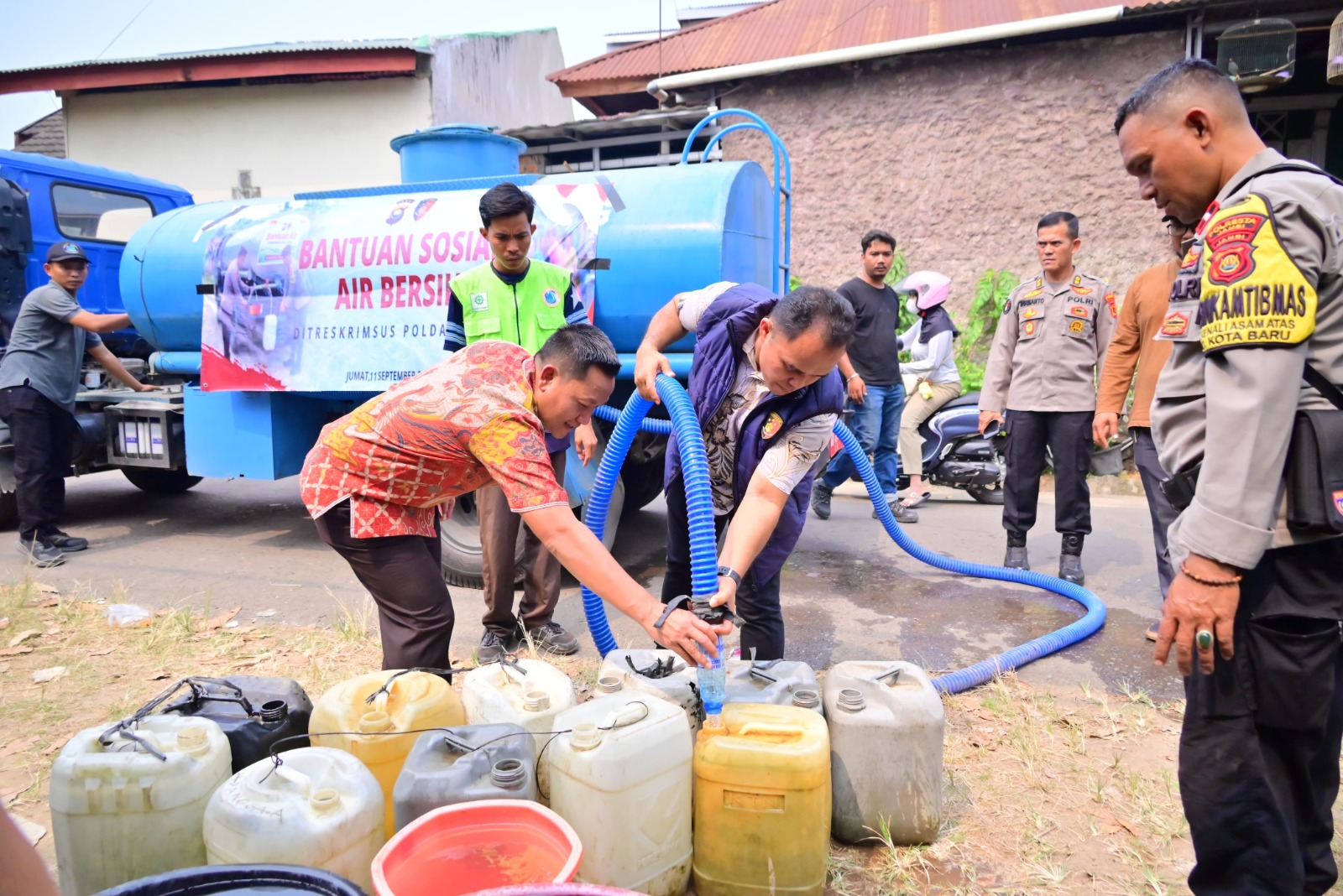 Polda Jambi Salurkan Air Bersih dan Paket Sembako Untuk Warga Kenali Asam Atas