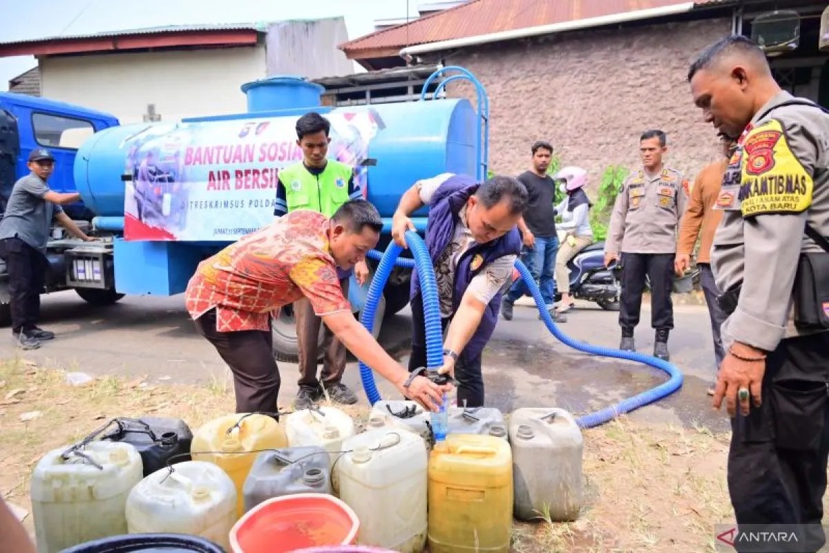 Ditreskrimsus Polda Jambi Bagi Sembako dan Air Bersih Warga Terdampak Kemarau