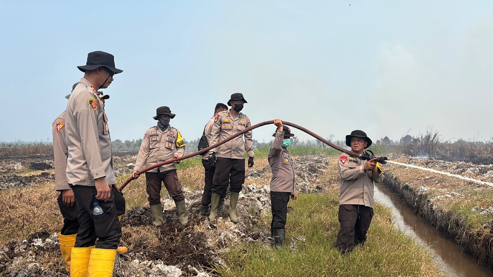 Polda Jambi Bersama Tim Gabungan Lakukan Pemadaman dan Pendinginan Karhutla di Sungai Aur