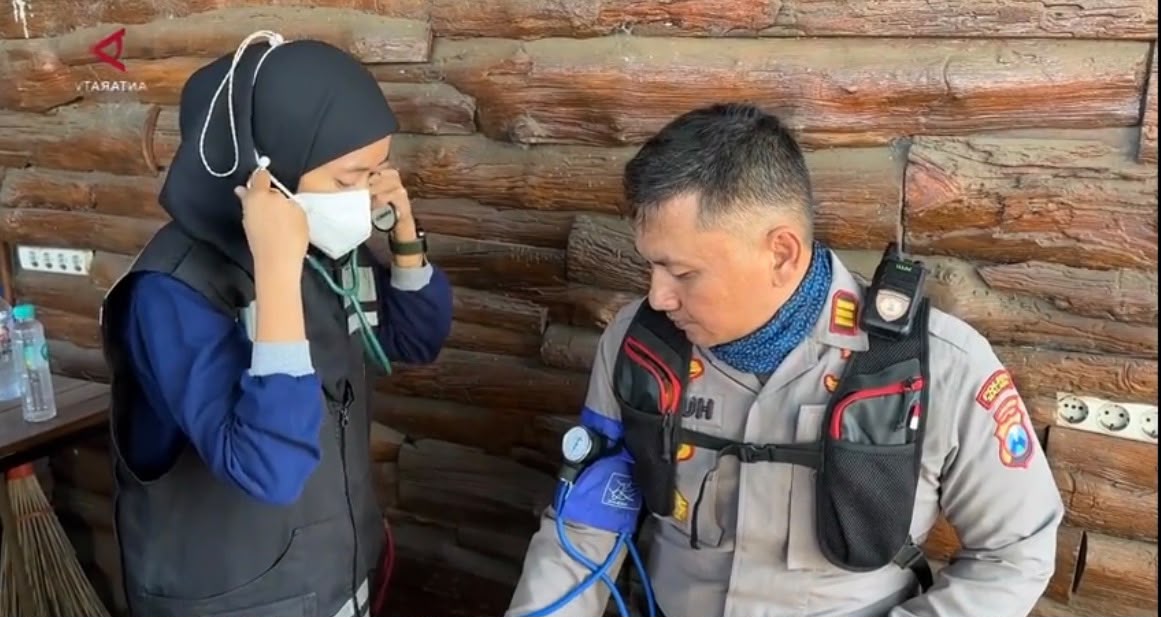 Dokkes Polres Malang Turun Langsung Cek Kesehatan Petugas Gabungan Kebakaran Gunung Bromo