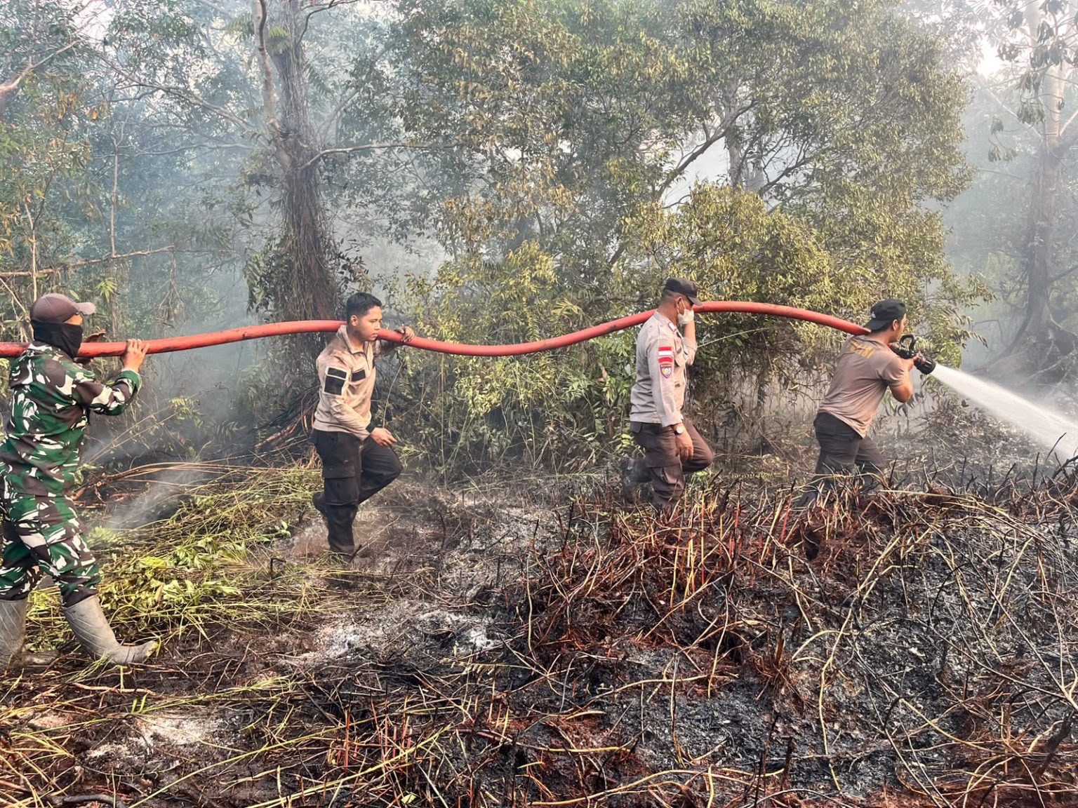 Polisi dan Tim Gabungan Berjibaku Terjang Lahan Gambut untuk Padamkan Karhutla di Lingga