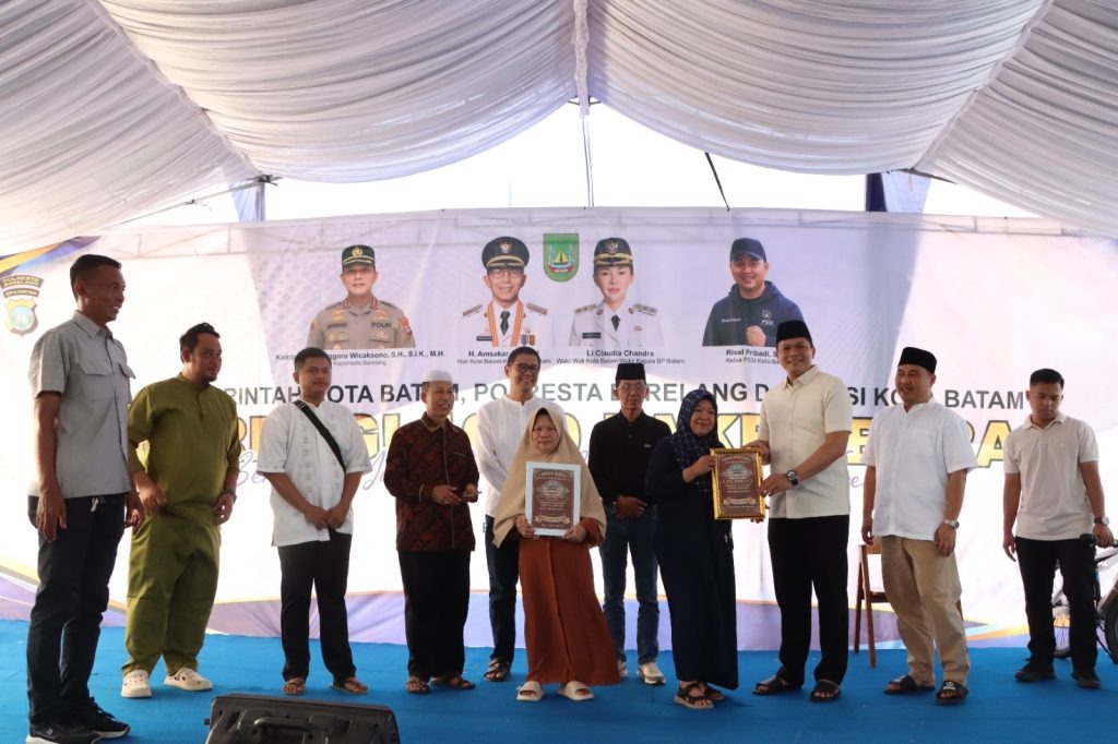 Kapolresta Barelang Hadiri Kegiatan Berbagi 1.000 Paket Beras Bersama Yatim Piatu dan Masyarakat Sekupang