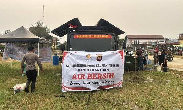 Krisis Air Bersih, Brimob Distribusikan Air Siap Minum ke Warga Kelurahan Sampit Ketapang