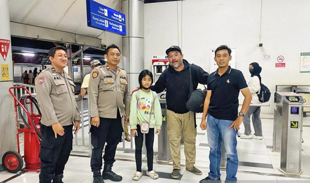 Kehilangan Uang dan Barang, Polisi Bantu Belikan Tiket Kereta untuk Bapak Bersama Anaknya Pulang ke Yogyakarta